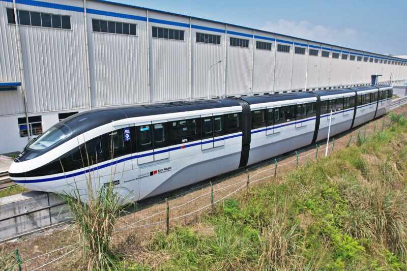 O primeiro trem SkyRail da Linha 17-Ouro