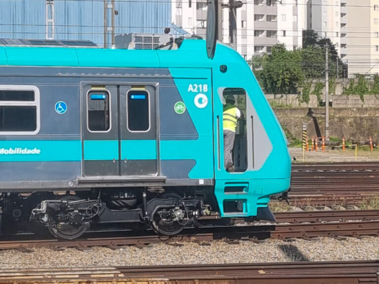 21º novo trem da Série 8900 em Presidente Altino (Diego Metroferroviário)