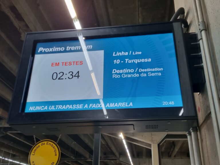CPTM conta com telas que informam o tempo de espera dos trens (Roberto Artur)
