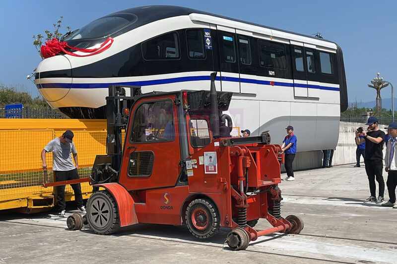 Um dos cinco carros do trem da BYD sendo preparado para envio (CMSP)