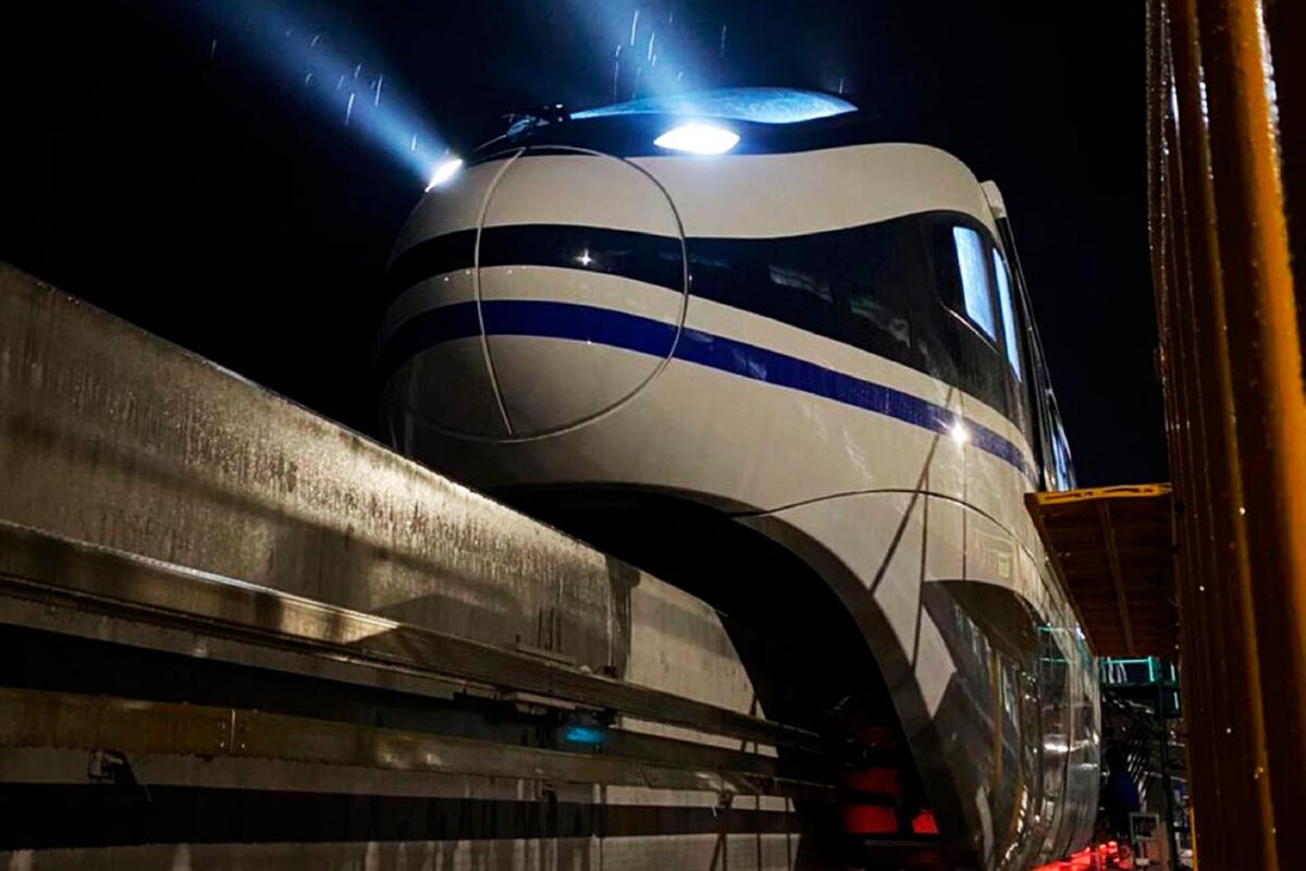 BYD divulgou as primeiras imagens do trem SkyRail à noite