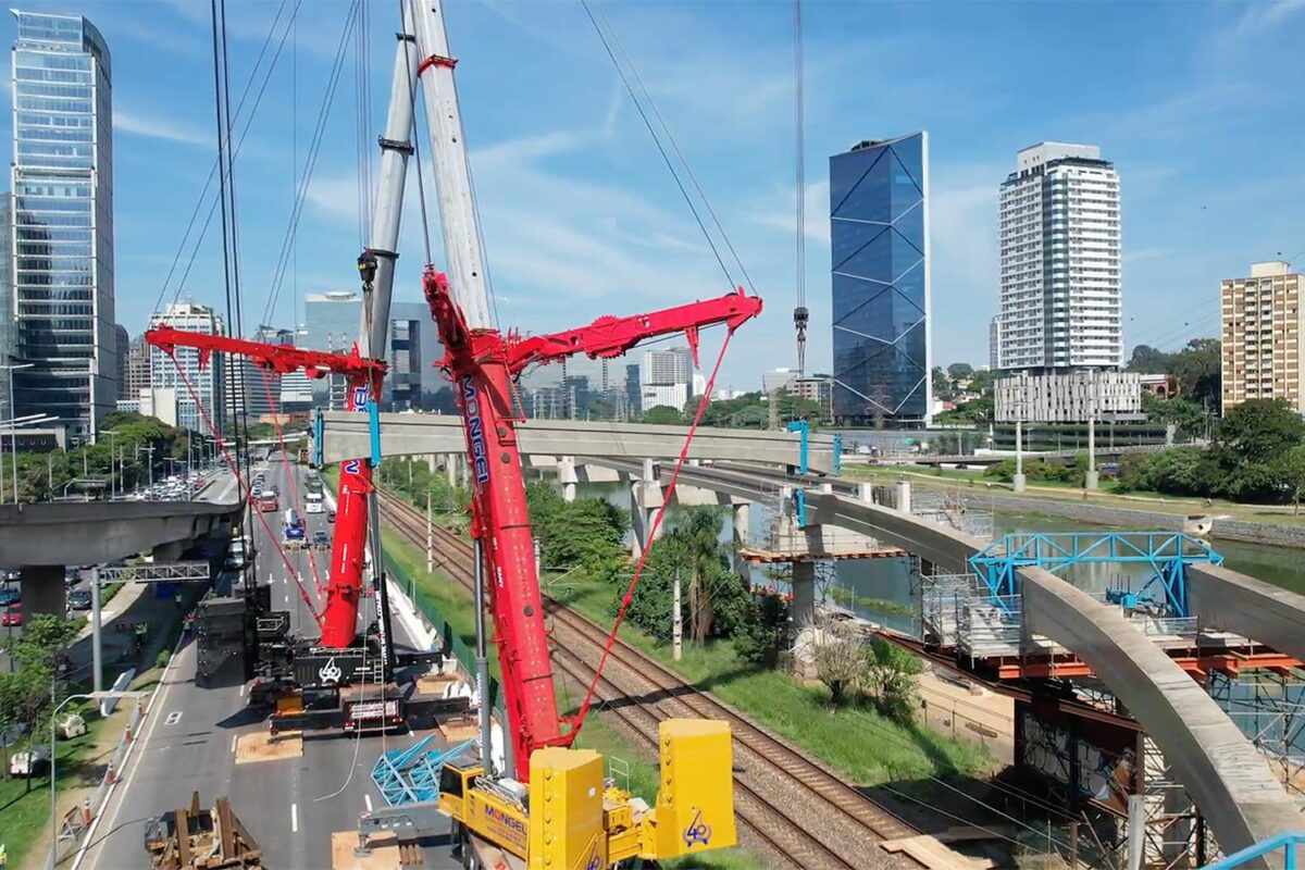 O MetRô usou dois guindastes para o lançamento da viga-trilho