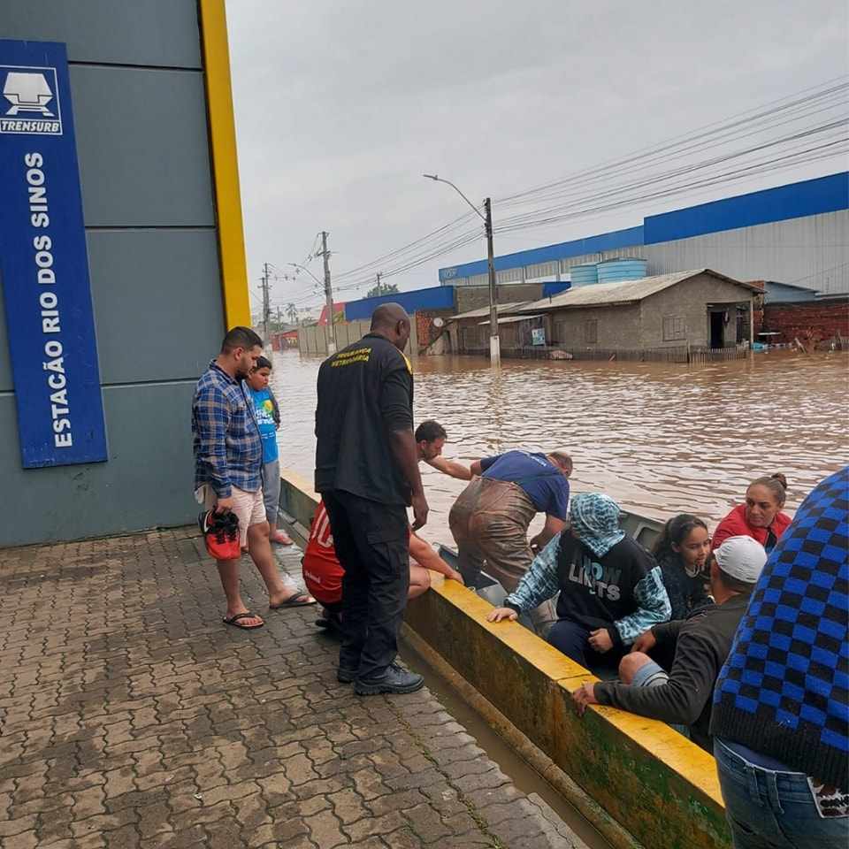 Estações recebendo pessoas atingidas pela inundação (Trensurb)
