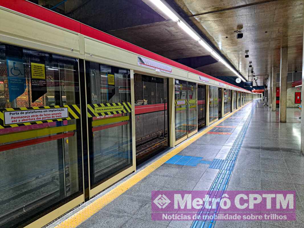 Portas de plataforma da Estação Artur Alvim (Jean Carlos)