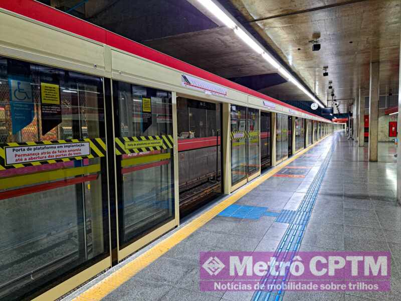 Portas de plataforma da Estação Artur Alvim (Jean Carlos)