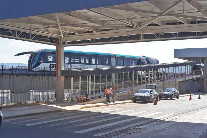 O primeiro veículo do People Mover próximo à estação do Terminal 1