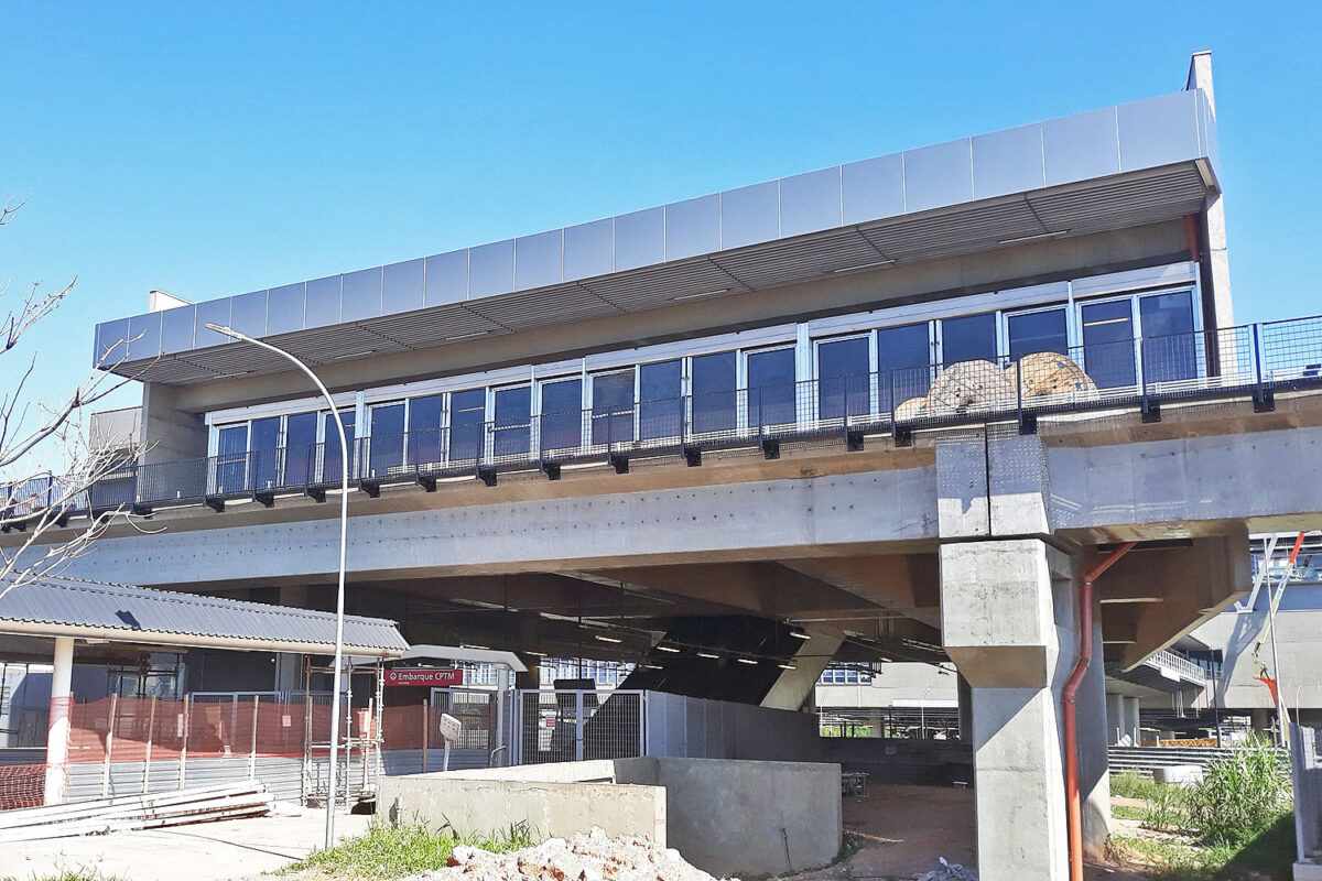 Fachada com portas de plataforma da estação da CPTM