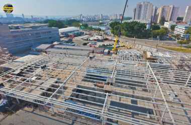 Cobertura metálica e edifício técnico da estação Santa Marina