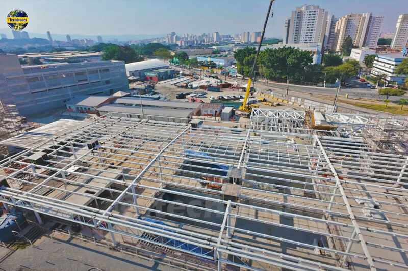 Cobertura metálica e edifício técnico da estação Santa Marina