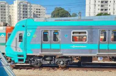 Trem A18 visto em operação na Linha 8-Diamante