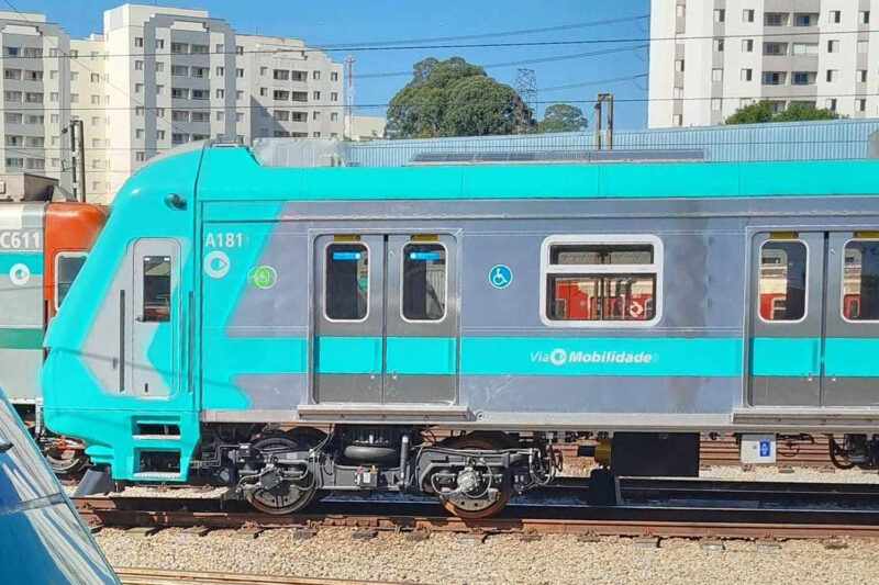 Trem A18 visto em operação na Linha 8-Diamante