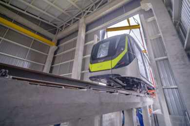 Veículo dentro do abrigo de manutenção