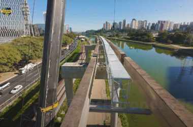 Passarelas sendo içadas no trecho da Marginal