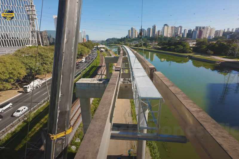 Passarelas sendo içadas no trecho da Marginal