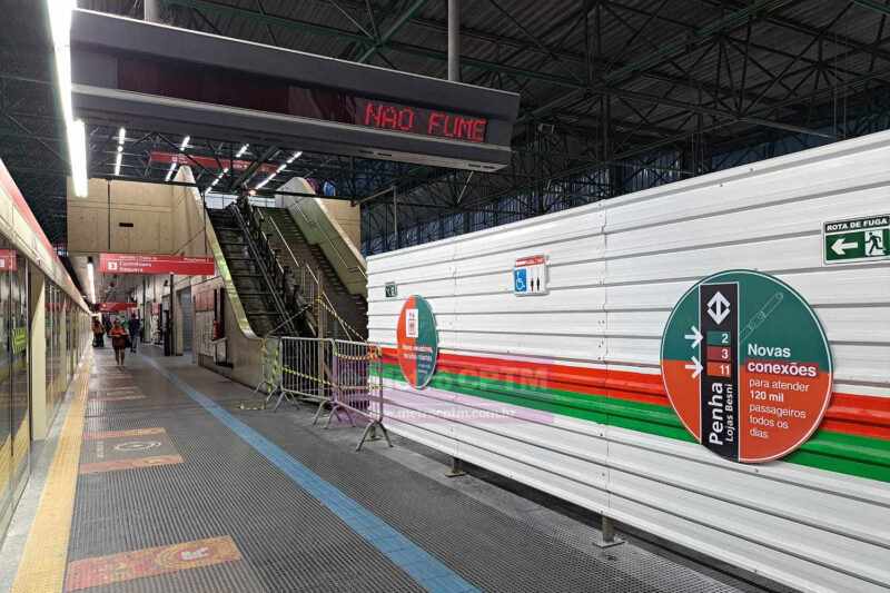 Escada rolante da estação Penha sendo desmontada