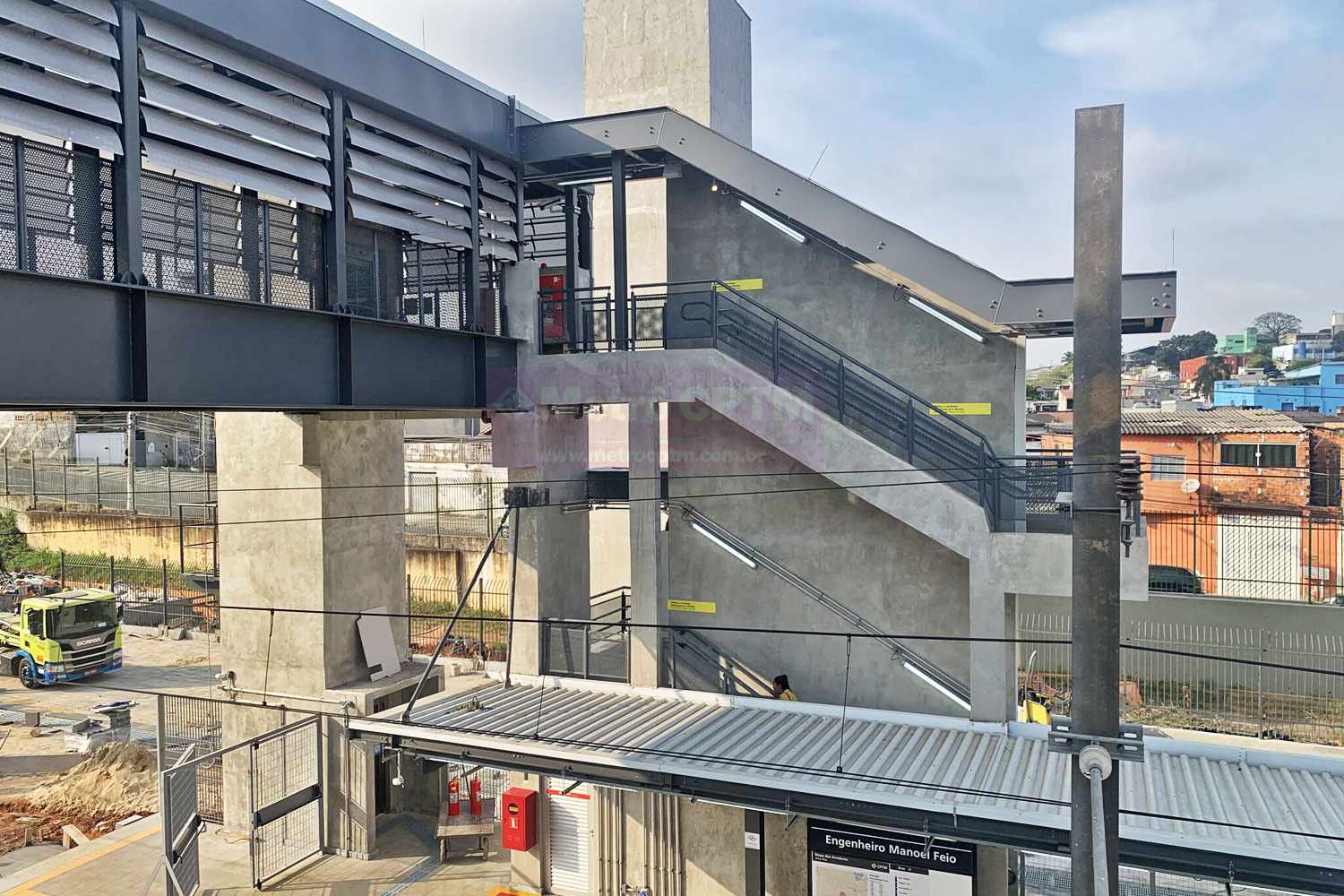 Nova passarela da estação Manoel Feio