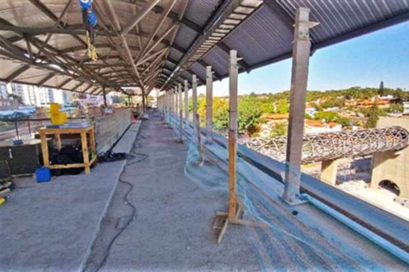 Estruturas das portas de plataforma sendo instaladas em Vereador José Diniz (CMSP)