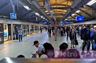 Trens operando nas duas plataformas da Estação Vila Prudente (Jean Carlos)
