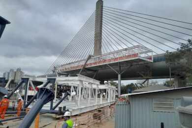 Montagem da passarela da Estação Santo Amaro (Redes Sociais)