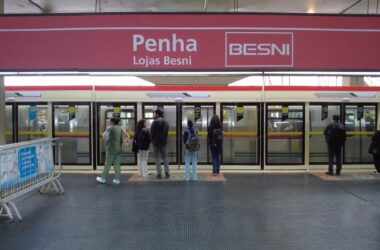 Portas de plataforma da estação Penha em funcionamento (Trilhos que Movem SP)