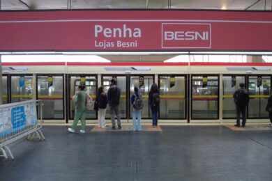 Portas de plataforma da estação Penha em funcionamento (Trilhos que Movem SP)