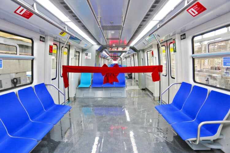 Salão de passageiros do trem da Linha 17