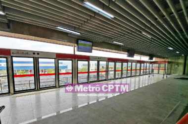 Plataforma do Aeromovel na estação da CPTM