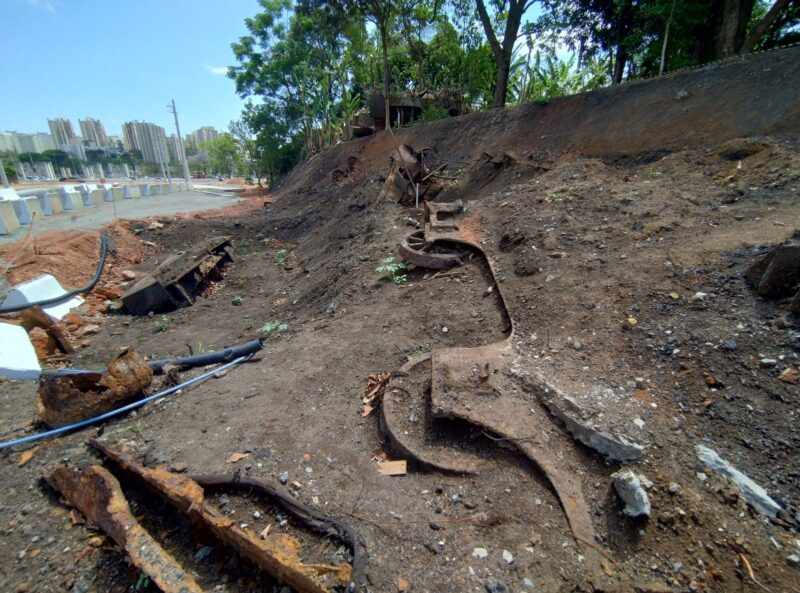 Locomotivas encontradas teriam pelo menos 160 anos (Leandro Guidini)