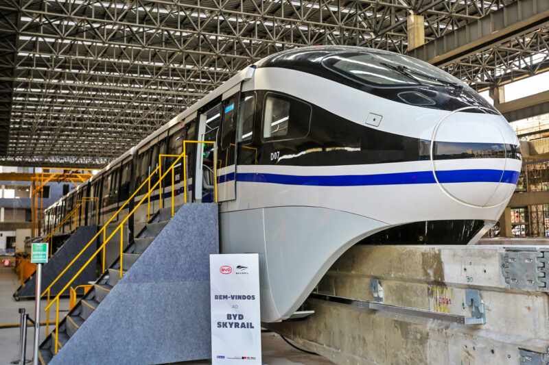 O primeiro trem da Linha 17-Ouro teve a montagem finalizada