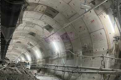 Catenária rígida instalada em túnel da Linha 6-Laranja