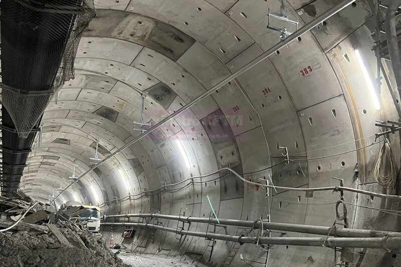 Catenária rígida instalada em túnel da Linha 6-Laranja