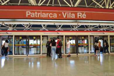 Portas de plataforma de Patriarca em funcionamento (Trilhos que Movem SP)