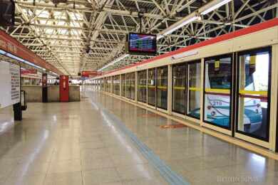 Portas de plataforma da Estação Patriarca em funcionamento (Trilhos que Movem SP)
