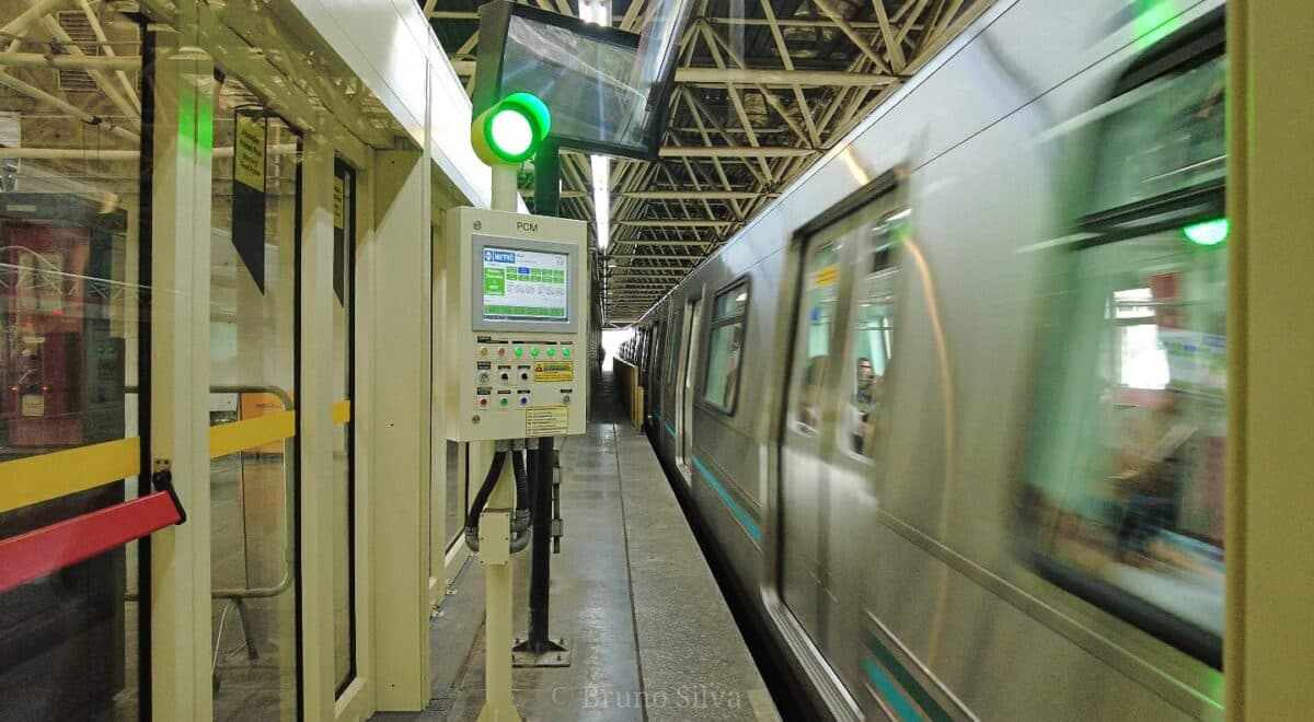 Portas de plataforma da Estação Patriarca em funcionamento (Trilhos que Movem SP)