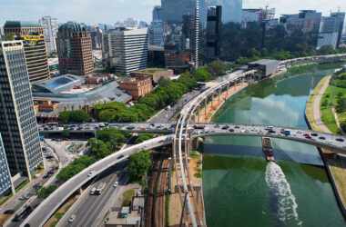 Vias na Marginal Pinheiros e a estação Morumbi ao fundo