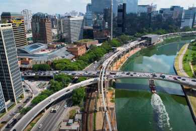 Vias na Marginal Pinheiros e a estação Morumbi ao fundo