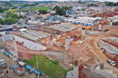 Fábrica de estruturas em concreto em local onde haverá mais um estacionamento