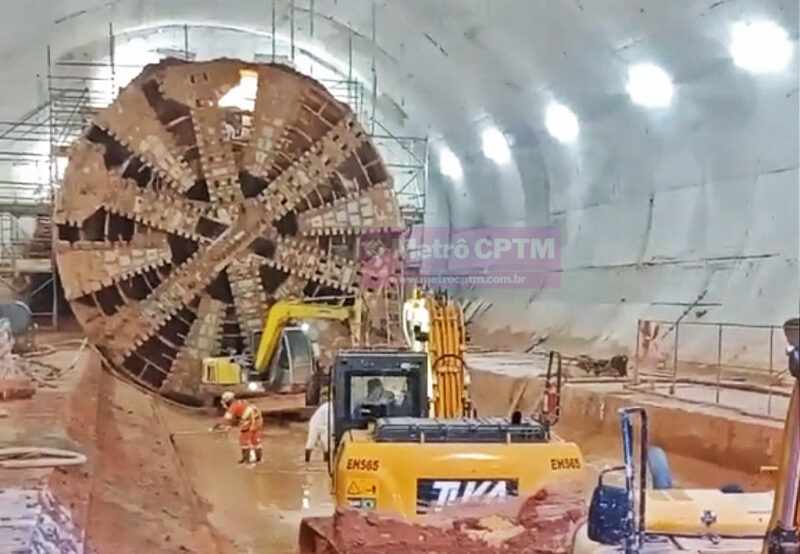 O Tatuzão da Linha 6 já dentro da estação Bela Vista