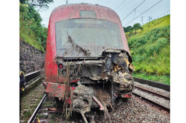 Máscara do trem da Série 8500 ficou bastante danificada após choque com material que atingiu trilhos