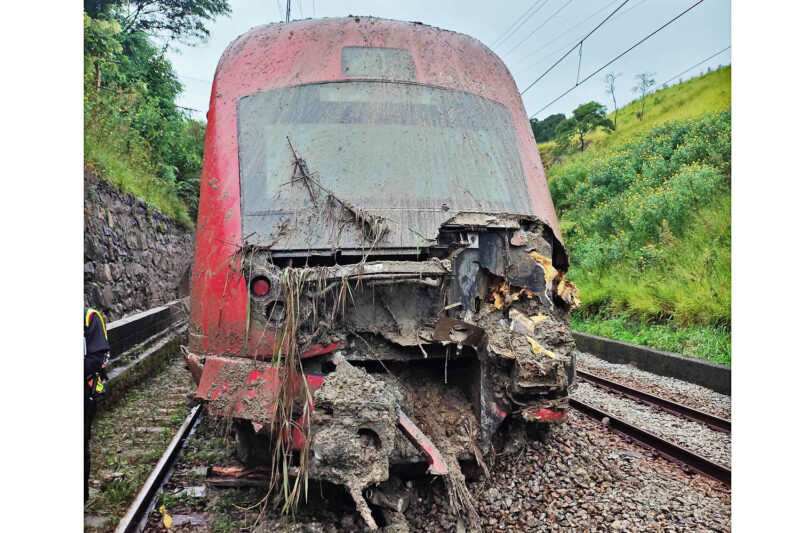 Máscara do trem da Série 8500 ficou bastante danificada após choque com material que atingiu trilhos