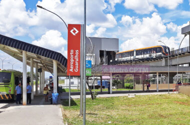 Um dos três veículos do Aeromovel próximo ao ponto de ônibus da GRU Airport