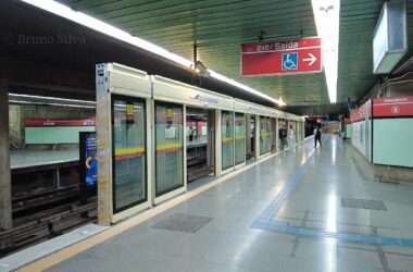 Portas de plataforma instaladas na Estação Santa Cecilia (Trilhos que Movem SP)