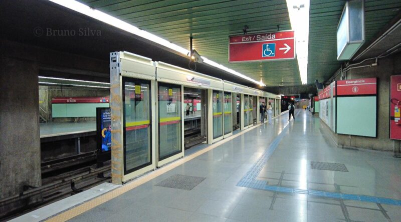 Portas de plataforma instaladas na Estação Santa Cecilia (Trilhos que Movem SP)