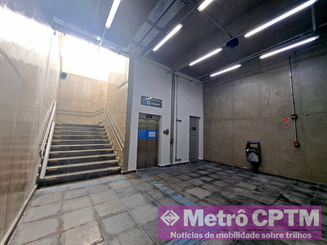 Elevadores e escada fixa para acesso à plataforma (Jean Carlos)