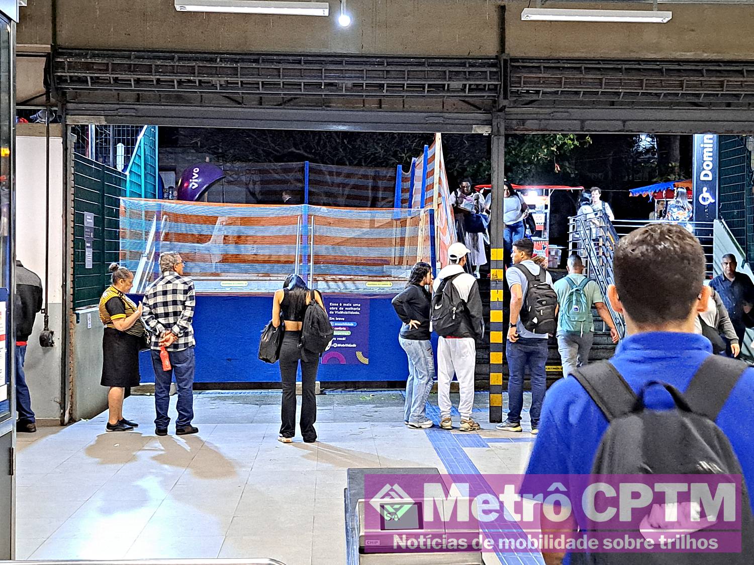 Escadas no acesso da estação (Jean Carlos)