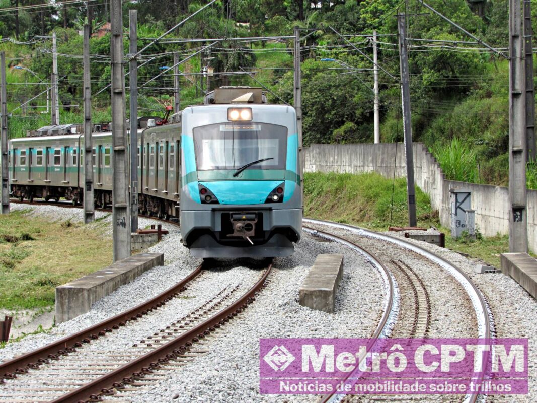 Trem chegando à Estação Ambuitá