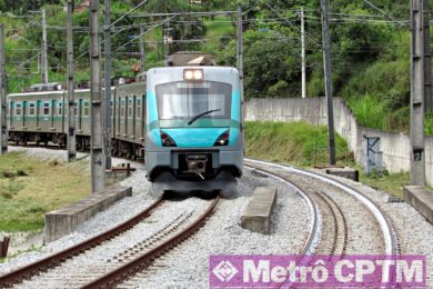 Trem chegando à Estação Ambuitá
