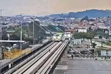 Dois trens do Aeromovel se cruzam pelo by-pass de Guarulhos