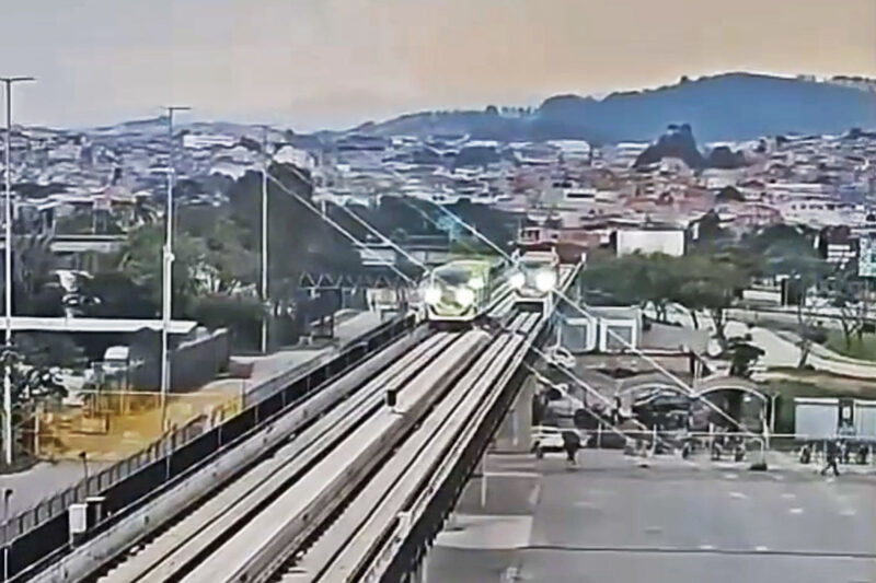 Dois trens do Aeromovel se cruzam pelo by-pass de Guarulhos