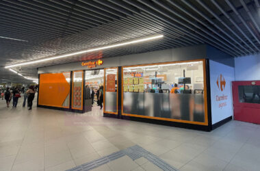 O primeiro Carrefour Express dentro do sistema metroferroviário